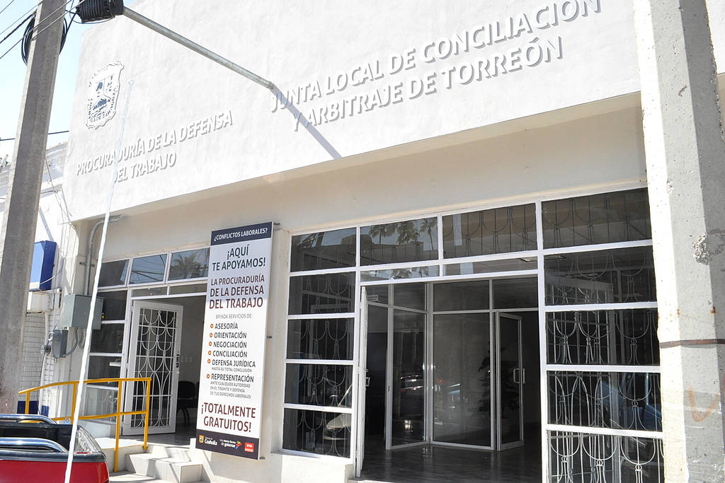 Inconformes. Promueven abogados una solicitud de destitución contra la titular de la Junta Federal de Torreón. (ARCHIVO)