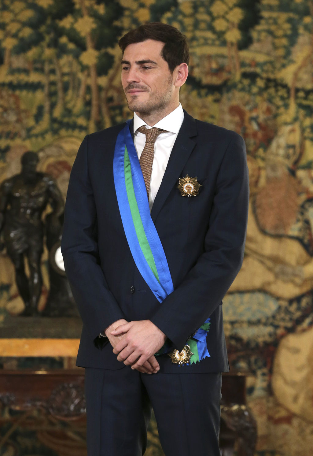El capitán de la selección española y actual guardameta del Oporto luso, recibió en el Palacio de La Moncloa, de manos de Mariano Rajoy, presidente del Gobierno, la Gran Cruz de la Real Orden del Mérito Deportivo.