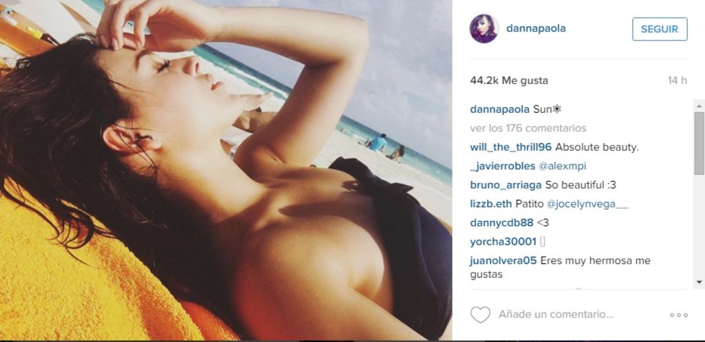 La cantante colocó en redes una foto del mismo momento en la que aparece acostada sobre la arena. (Instagram)
