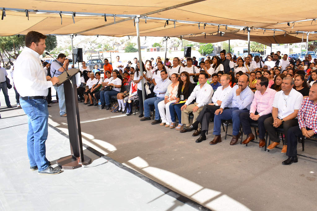 Arturo Escobar vino a Torreón a realizar un recorrido por los polígonos que apoya el Pronapred y estuvo en “La Jabonera” en la entrega de 300 becas.  (EL SIGLO DE TORREÓN)