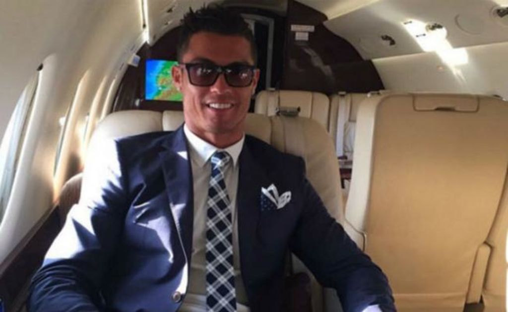 El futbolista portugués incorporó un avión de 19 millones de euros a su flota, que utilizó por primera vez para acudir a Londres donde se estrenó su película. (TWITTER)