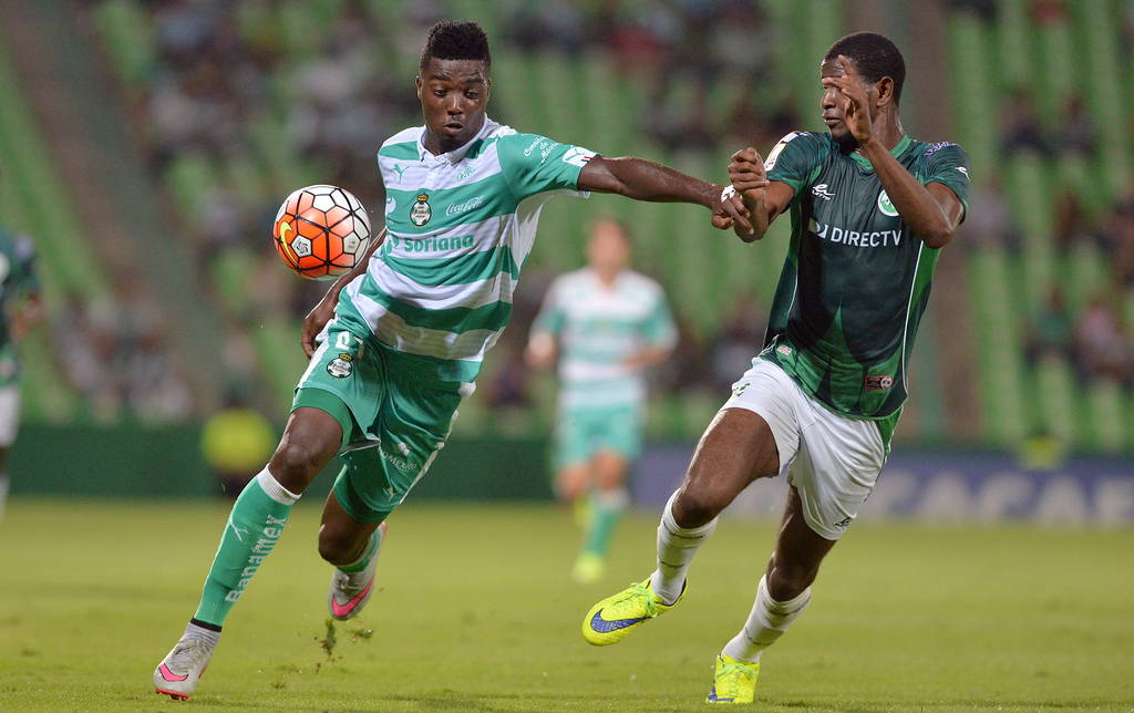 Djaniny Tavares (i) fue de los más peligrosos de Cabo Verde, sin embargo, no pudo hacerse presente en el marcador.