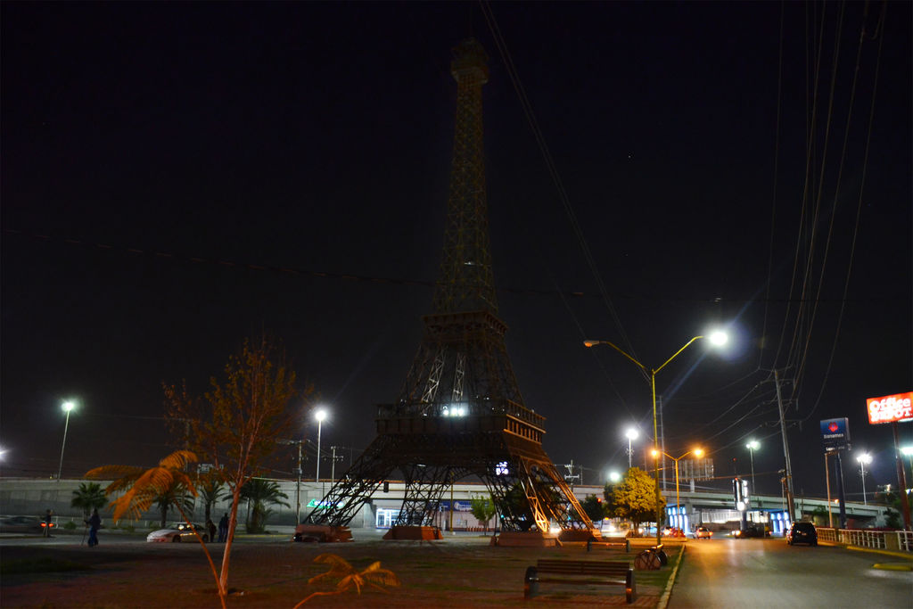 La réplica de la Torre Eiffel en Gómez Palacio de apagó por los atentados ocurridos ayer en París. (FERNANDO COMPEÁN) 