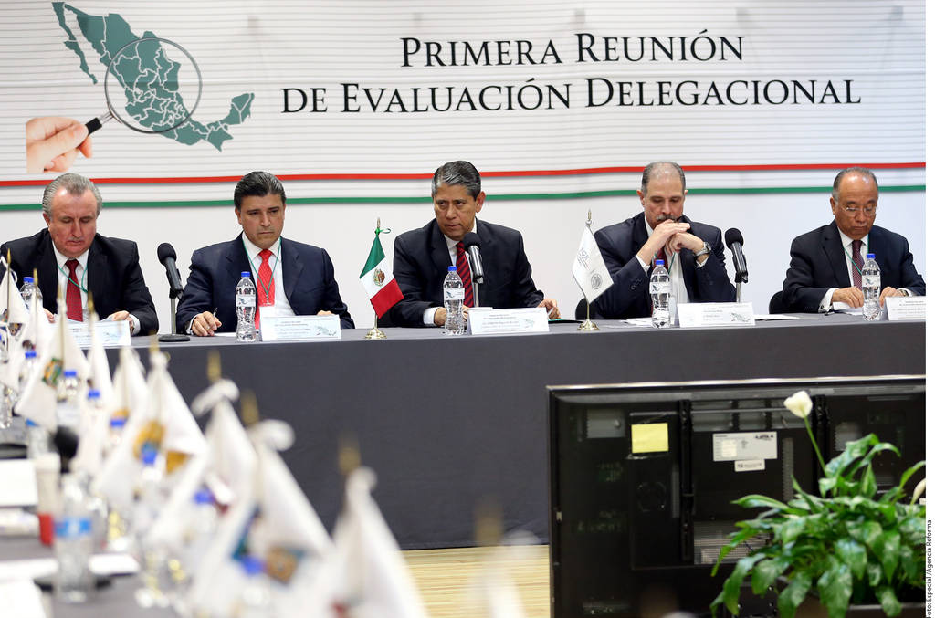 Examen. El subprocurador de la PGR, Gilberto Higuera Bernal (centro), con delegados.