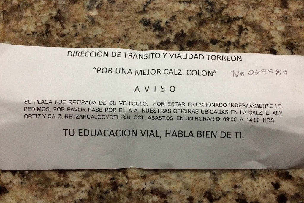 Sin sello. Estos son los avisos con los que agentes de Vialidad han estado multando a conductores que se estacionan  en la Colón. (EL SIGLO DE TORREÓN)