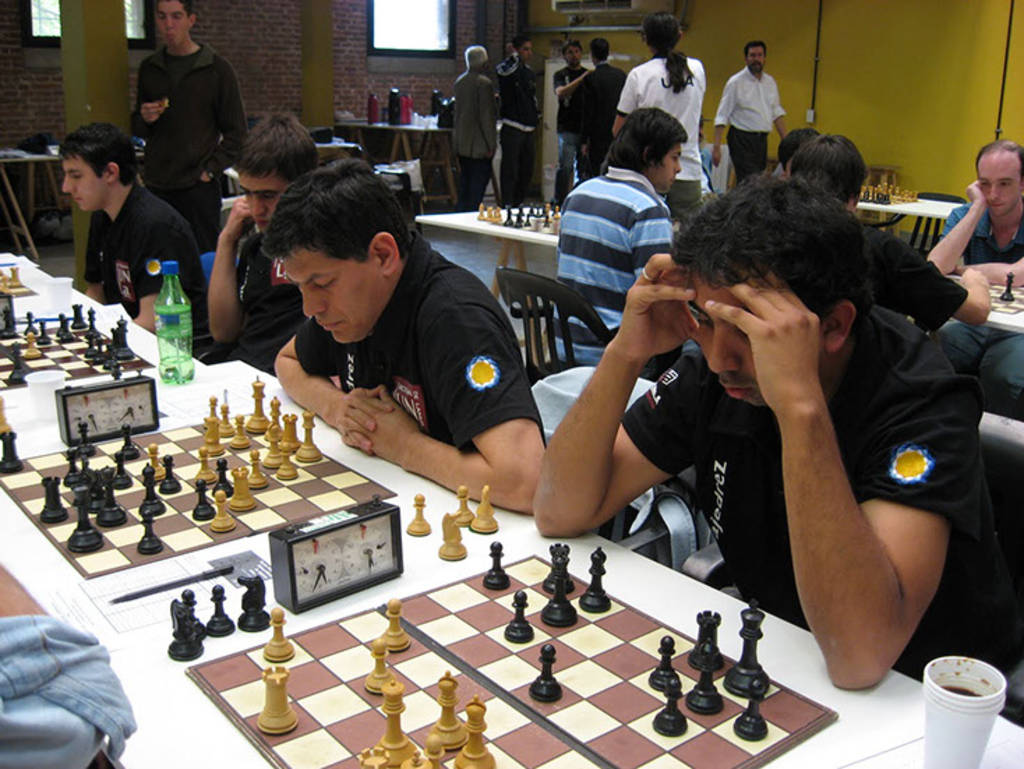 De mucha concentración requirieron los participantes, durante su competencia celebrada recientemente en el Complejo Deportivo de La Jabonera. UA de C hace el 1-2 dentro del ajedrez