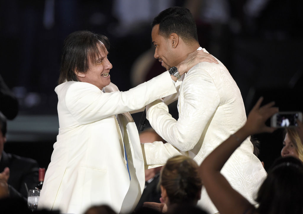 Cantantes latinos le rindieron tributo a rey del romanticismo Roberto Carlos. (AP) 
