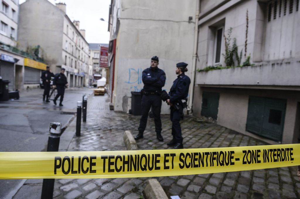 La fiscalía indicó que desconoce la identidad de la mujer cuyos restos fueron descubiertos este viernes, dos días después del asalto policial al departamento ubicado en el barrio de Saint-Denis. (ARCHIVO)