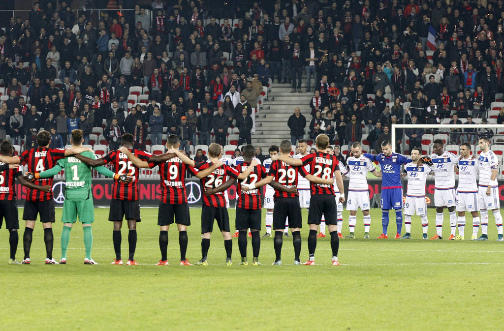 Tras los atentados en París la semana pasada, la jornada 14 de la Liga 1 de Francia inició con normalidad con el partido entre Niza y Lyon. (AP)