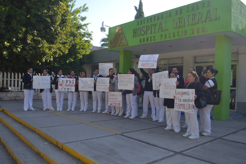 Protesta. Con algunas pancartas, los enfermeros se manifestaron en el Hospital General. (EL SIGLO DE TORREÓN)