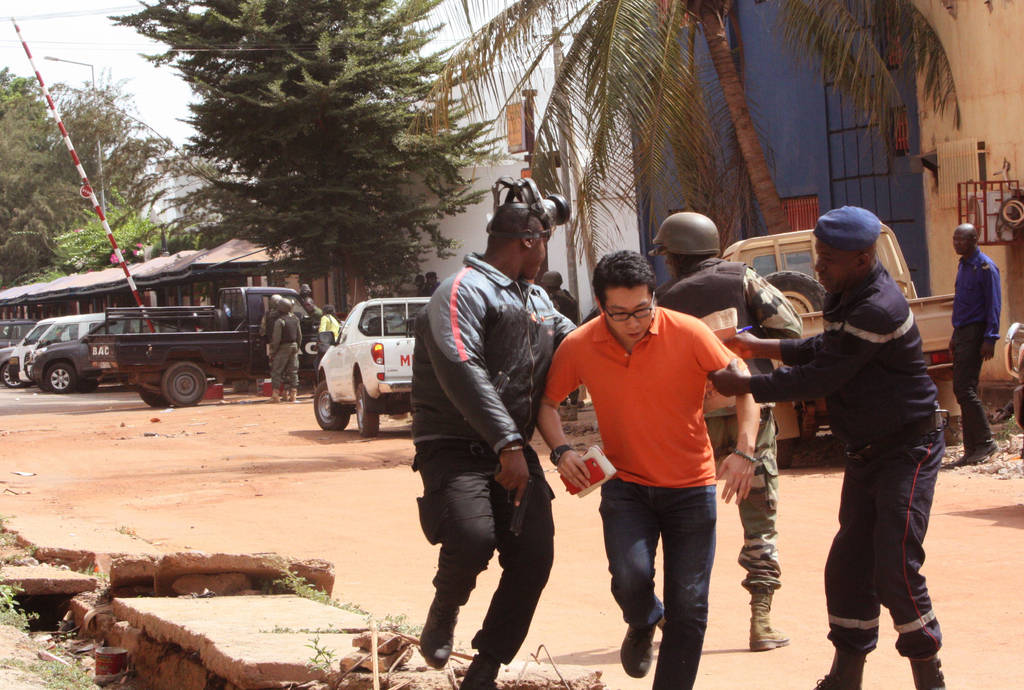 Extremistas. Autoridades rescatan a uno de los rehenes tras el ataque de extremistas en un hotel de lujo en Mali. 