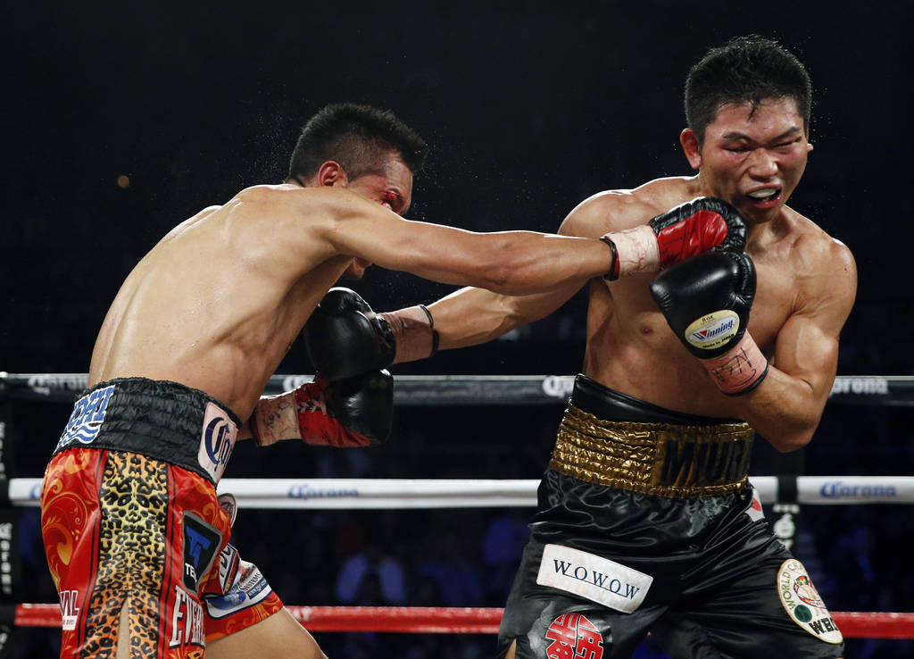 Francisco Vargas (i) venció de forma heroica al japonés Takashi Miura para obtener el campeonato mundial superpluma del CMB. (AP)