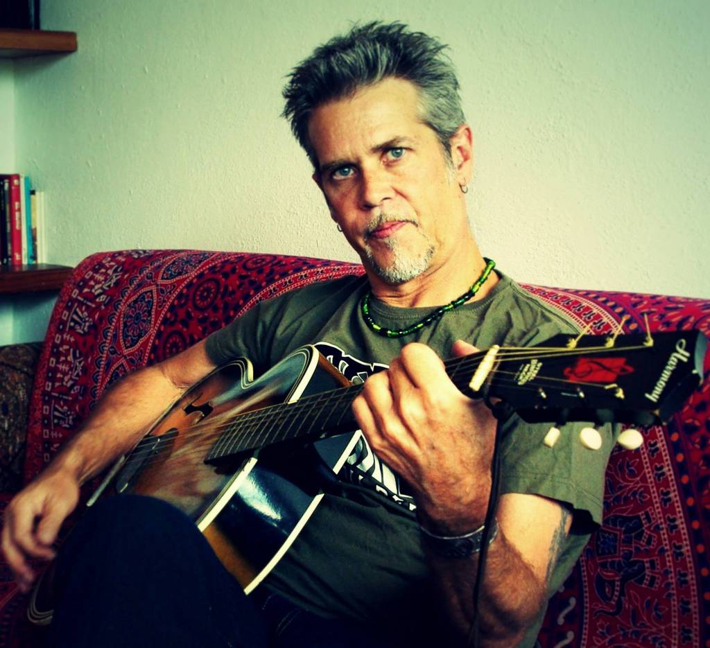 Todo por el rocanrol. El guitarrista Alan Boguslavsky ha dedicado su vida a la música.