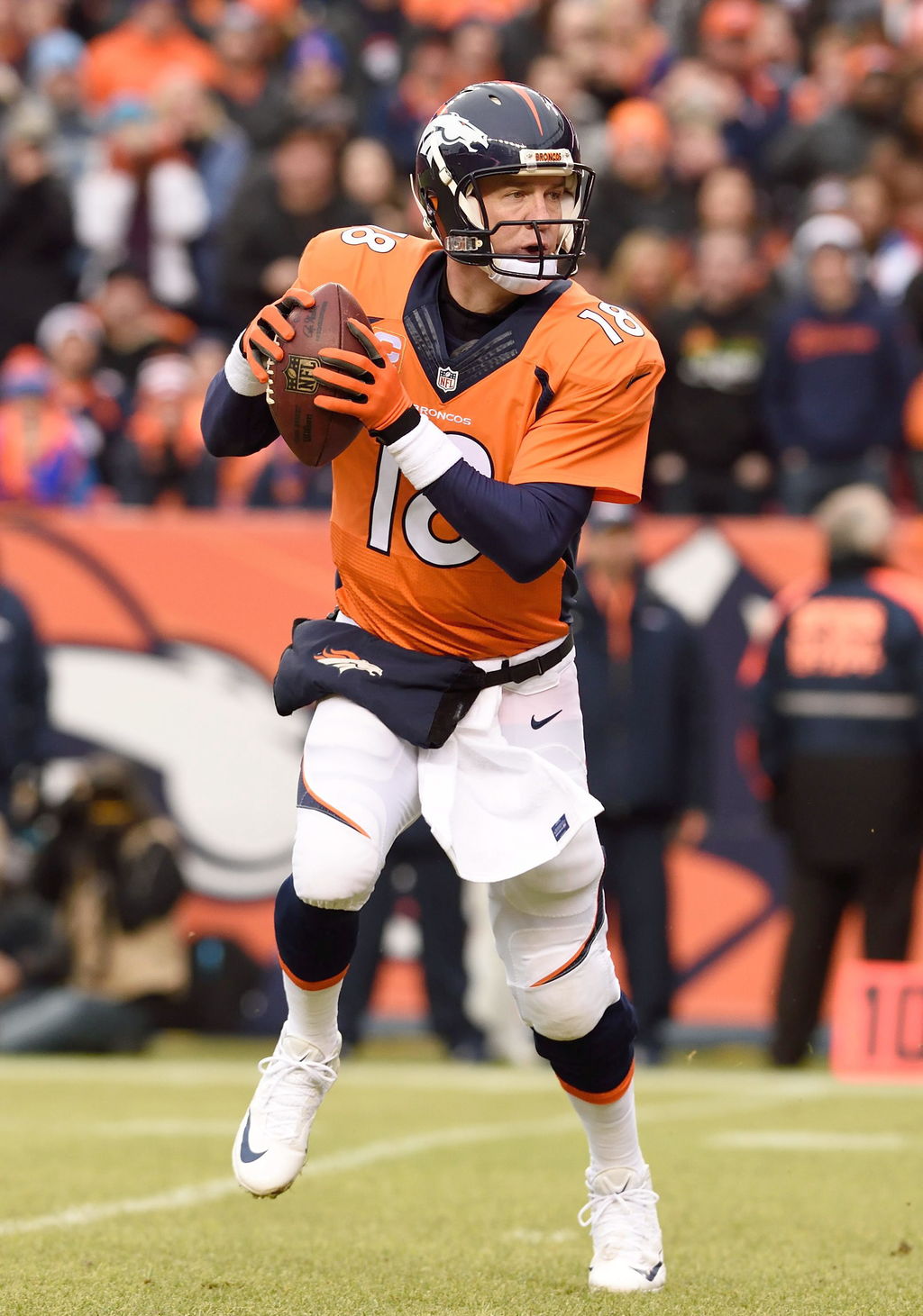 Manning se ha perdido dos partidos consecutivos y, de acuerdo a los Broncos, su puesta a punto tardará, al menos, dos semanas más. (ARCHIVO)