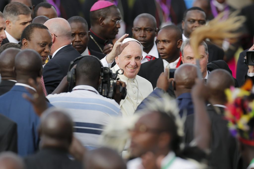 El Papa Francisco fue recibido por el presidente de Kenia, Uhuru Kenyatta, y la primera dama, Margarita, representantes gubernamentales, diplomáticos y líderes religiosos, en medio del coro de cánticos cristianos de decenas de fieles. (EFE)