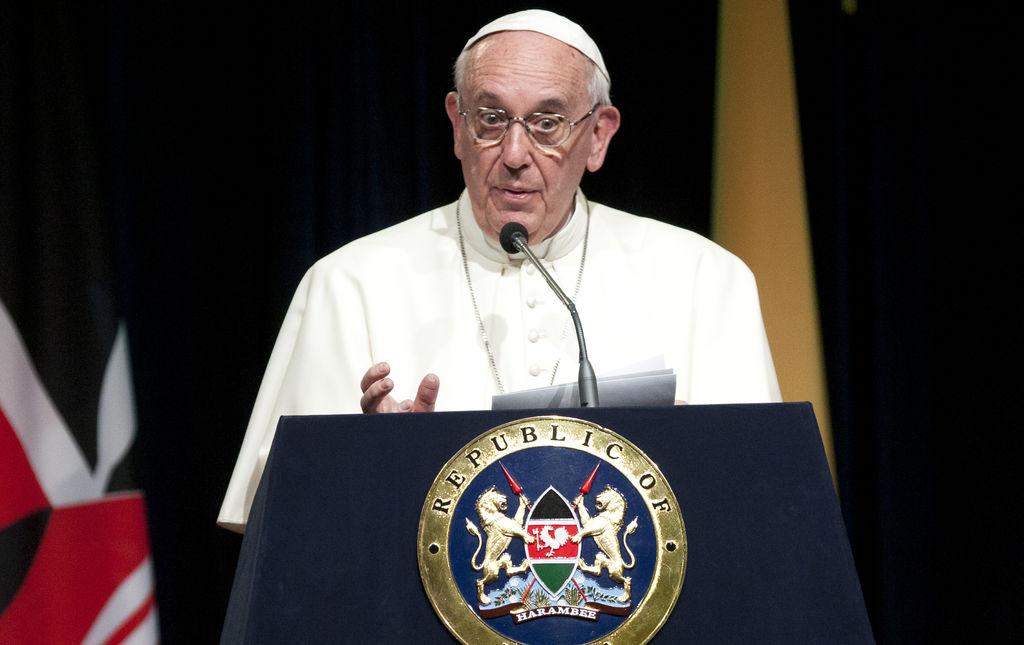 'La experiencia demuestra que la violencia, los conflictos y el terrorismo que se alimentan del miedo, la desconfianza y la desesperación nacen de la pobreza y la frustración', afirmó el pontífice. (AP)