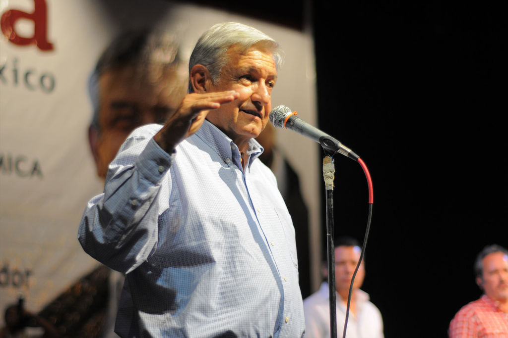 López Obrador aseguró que Margarita Zavala quiere llegar a la Presidencia de la República para que Calderón Hinojosa repita en el cargo. (ARCHIVO)