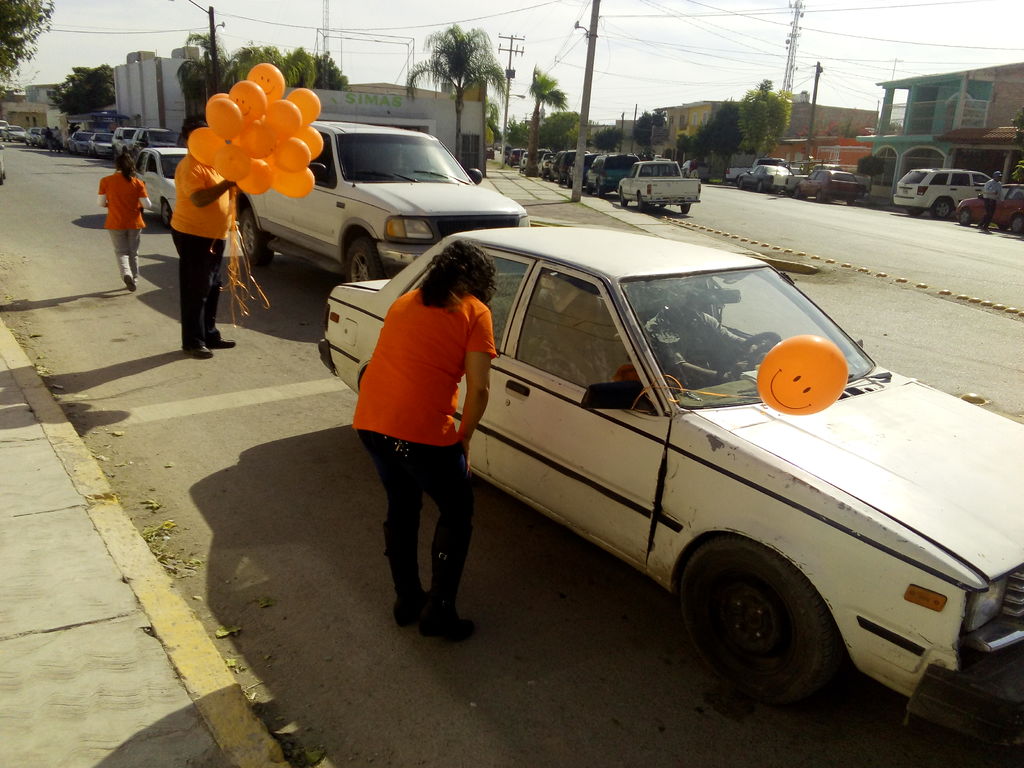 Se dedicaron a colocar globos en los vehículos que hicieron alto en el semáforo localizado en la calle Nápoles y el bulevar Madero. (EL SIGLO DE TORREÓN)