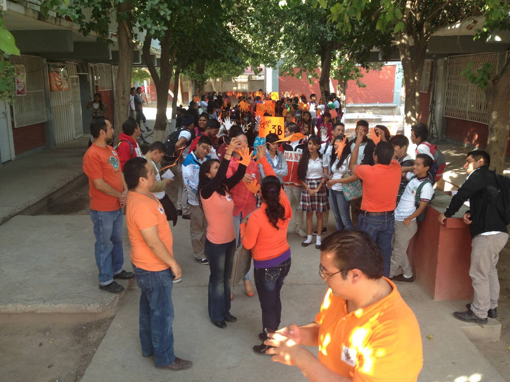 Actividad. Los alumnos colgaron sus manitas naranjas en el patio del plantel con mensajes de esperanza a las víctimas. (CORTESÍA)