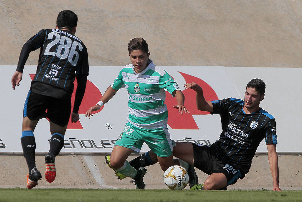 Santos Laguna Sub-20 sacó ventaja ayer al derrotar 2-1 a Querétaro en las canchas del Territorio Santos Modelo. (Jesús Galindo)