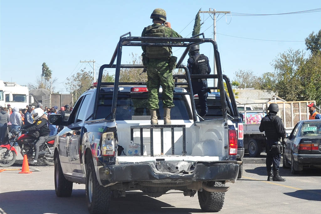 Campal. Elementos de la Policía Militar detuvo a dos de las mujeres que comenzaron el pleito. (ARCHIVO)