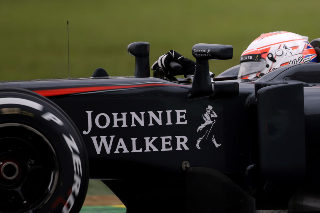 El británico Jenson Button, compañero de Fernando Alonso en el equipo McLaren de Fórmula uno, considera que el español es un rival más difícil de batir que su antiguo compañero Lewis Hamilton. (EFE)