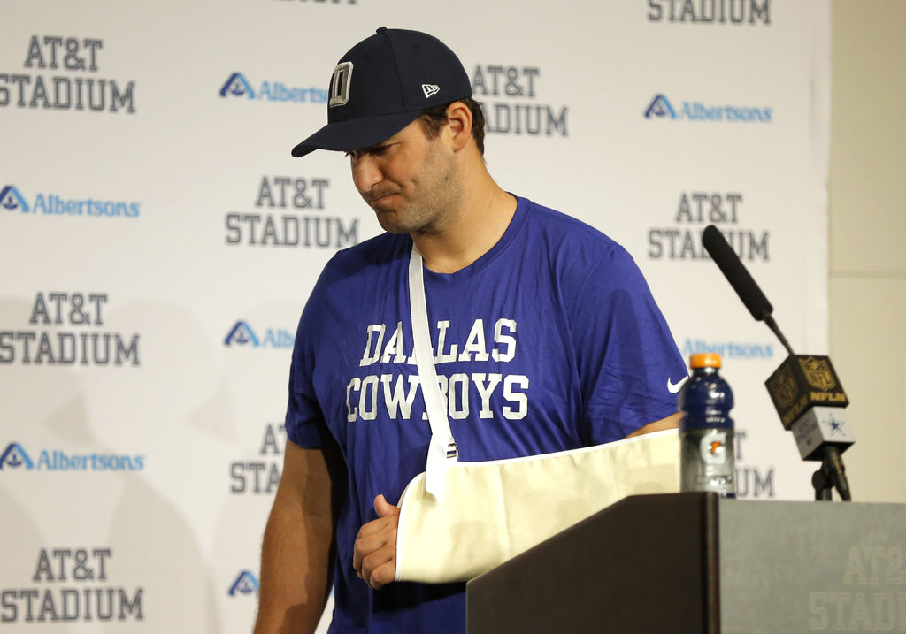 Al abandonar el terreno, resultó notorio que Romo no podía levantar el brazo izquierdo. (AP)