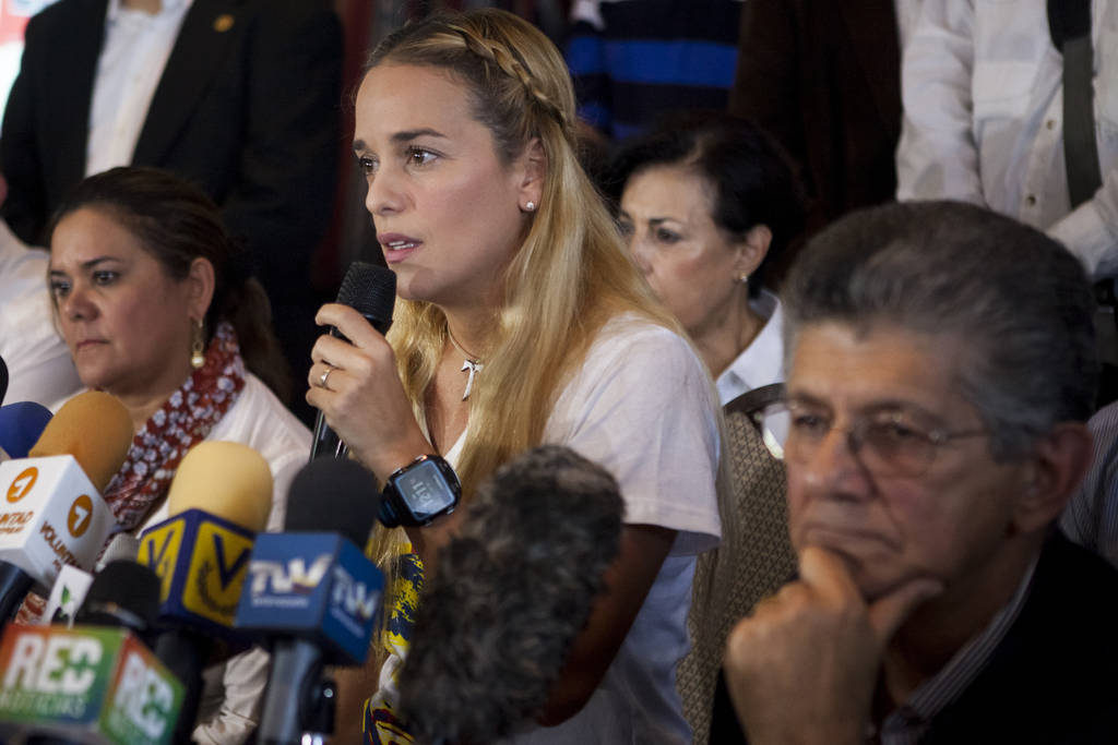 Teme por su vida.  La esposa del opositor venezolano Leopoldo López, Lilian Tintori (c), ofrece declaraciones a periodistas.