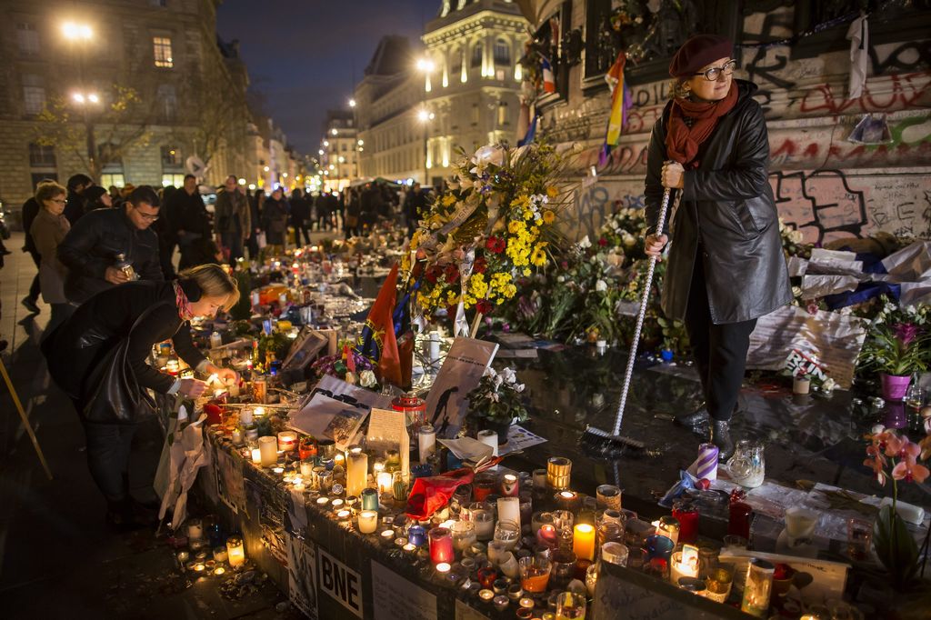 Recuerdo. Franceses son vistos recordando a las víctimas del atentado terrorista del pasado 13 de noviembre en el Monumento a la República en París.