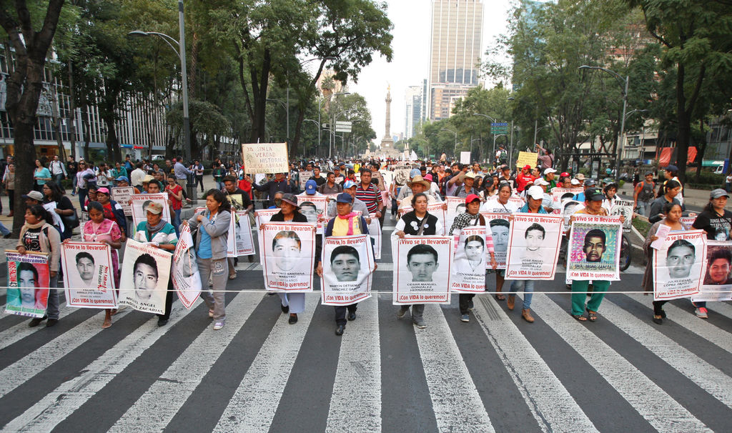 Los padres de los 43 estudiantes desaparecidos instalaron un plantón permanente en Los Pinos para que se reanude la búsqueda de los normalistas. (ARCHIVO)
