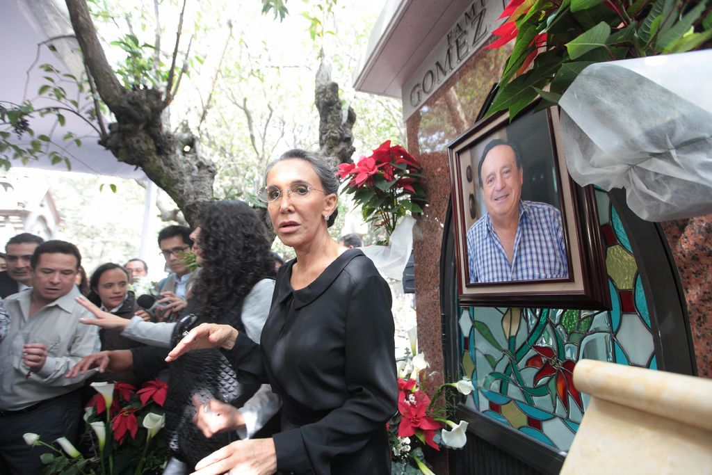 Se realizó una misa por el primer aniversario luctuoso de Roberto Gómez Bolaños en el panteón Francés, donde descansan sus restos. (NOTIMEX)