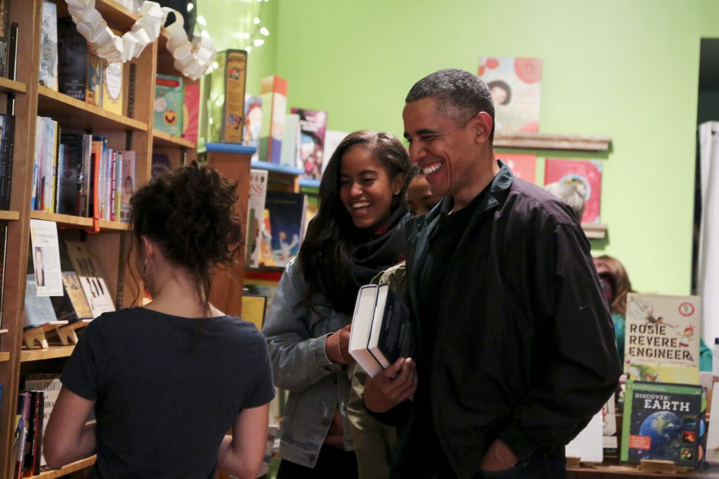 Obama y sus hijas Malia y Sasha visitaron el sábado la librería Upshur Street Books en el barrio Petworth de Washington, donde compraron nueve libros. (EFE)