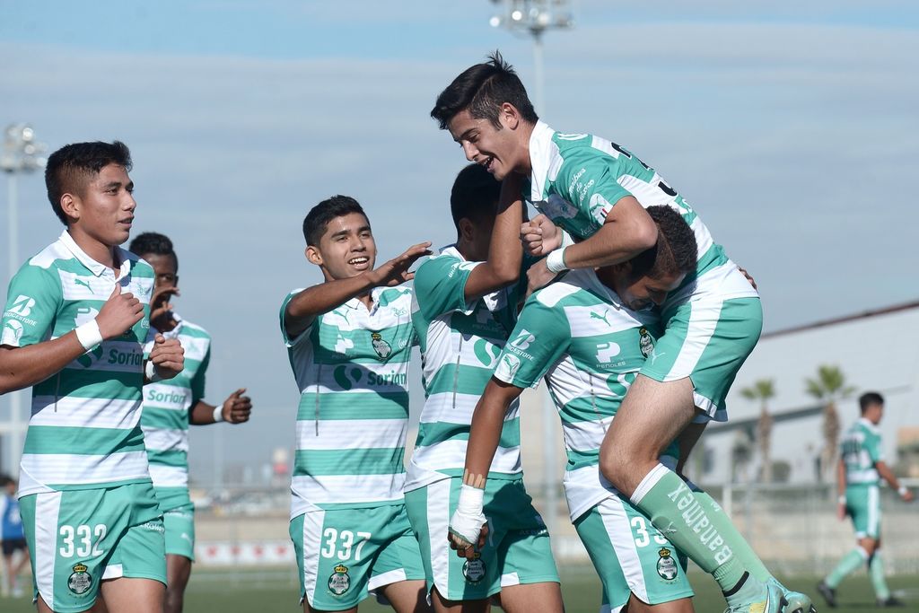 Los selectivos juveniles del club Santos Laguna en las categorías Sub 20 y Sub 17, lograron sus boletos a la ronda de semifinales del torneo Apertura 2015 en la Liga MX. (EL SIGLO DE TORREÓN)