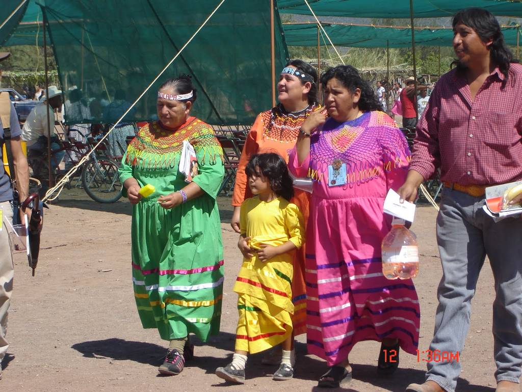 Tradiciones. Mujeres yaquis visten sus trajes coloridos, característicos de su tribu. 