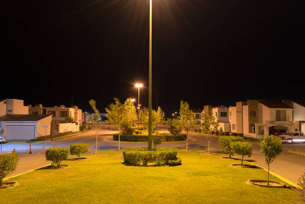 iluminados. Plazas y Espacios Públicos más importantes, están iluminadas con luz led.