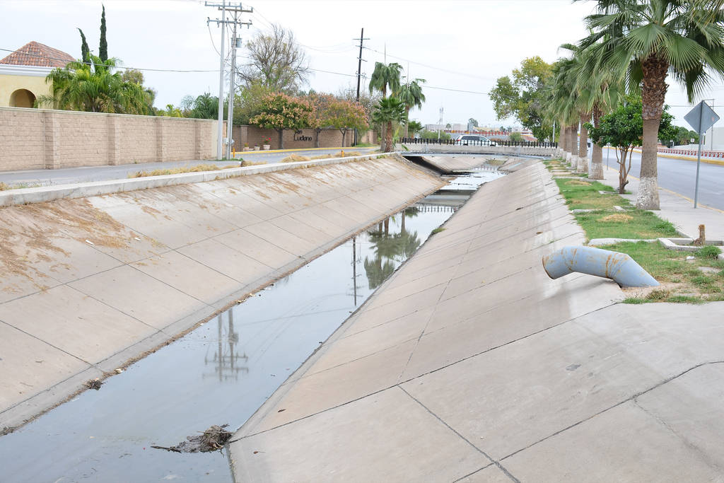 Agua sucia. Vecinos de San Luciano tienen semanas tolerando los malos olores que despide el agua estancada en un canal. (FERNANDO COMPEÁN)