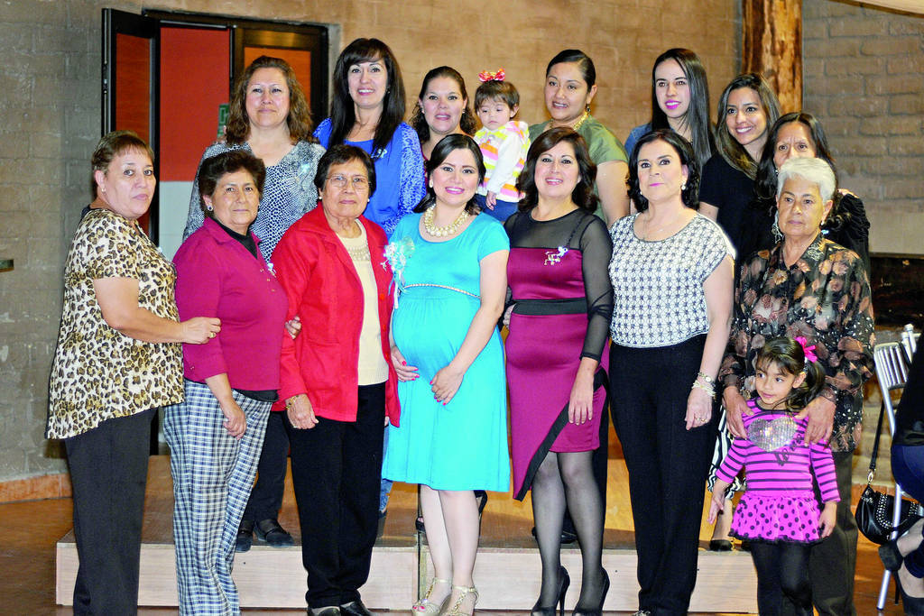   Adriana Elisa Goitia Sánchez el día de su baby shower en compañía de algunas de las invitadas a su festejo.
