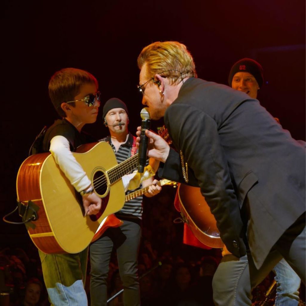 En 2011, Paco ya había sido invitado al escenario para acompañar a U2 en un concierto en la ciudad de México. (FACEBOOK)
