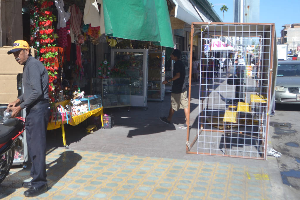 Temporada. Por la época decembrina locatarios del mercado Juárez ofrecerán artículos al exterior. (ANGÉLICA SANDOVAL)