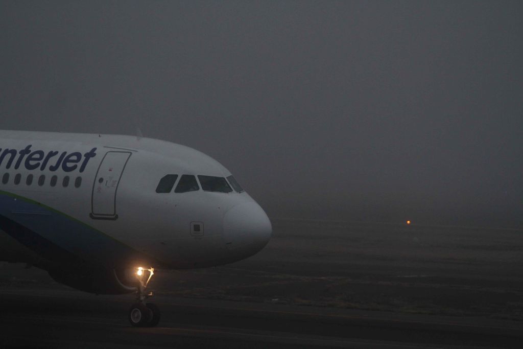 El aeropuerto reportó que se encontraban suspendidas las operaciones de despegue desde las 06:30 (hora local) y los aterrizajes debido a un banco de niebla. (ARCHIVO)