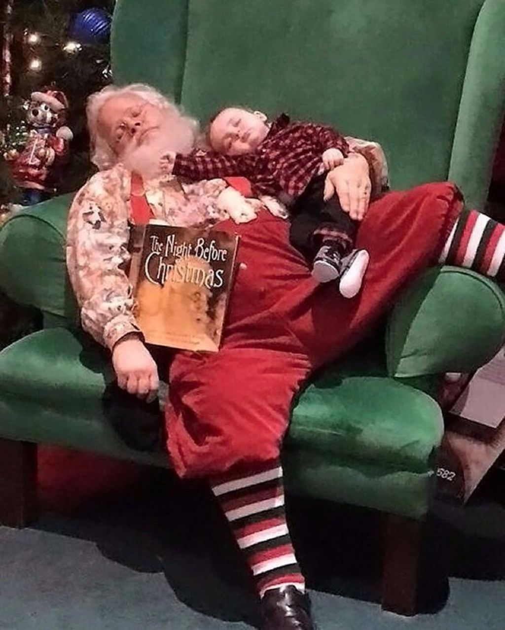 Santa Claus le dio gusto a la madre del niño y posó como si estuviera dormido mientras el niño descansaba sobre su panza. (TWITTER)