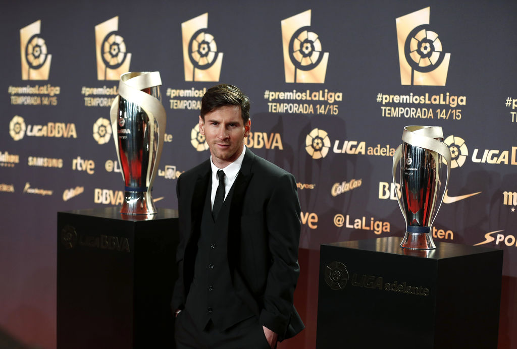 El argentino se hizo con el premio más importante de la noche, el que está reservado a ensalzar al mejor futbolista de la pasada temporada. (EFE)