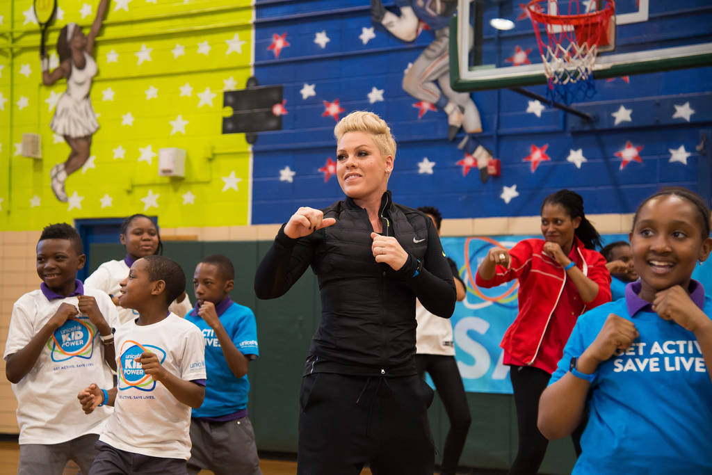Ejercicio. La reconocida cantante acompañó ayer a su entrenadora a una escuela primaria de Nueva York como parte del programa.