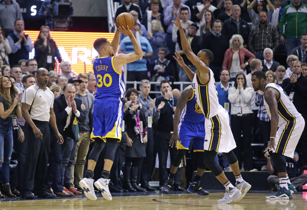 Stephen Curry anotó un triple en el minuto final del encuentro para darle la ventaja a los Warriors ante el Jazz de Utah. (AP)