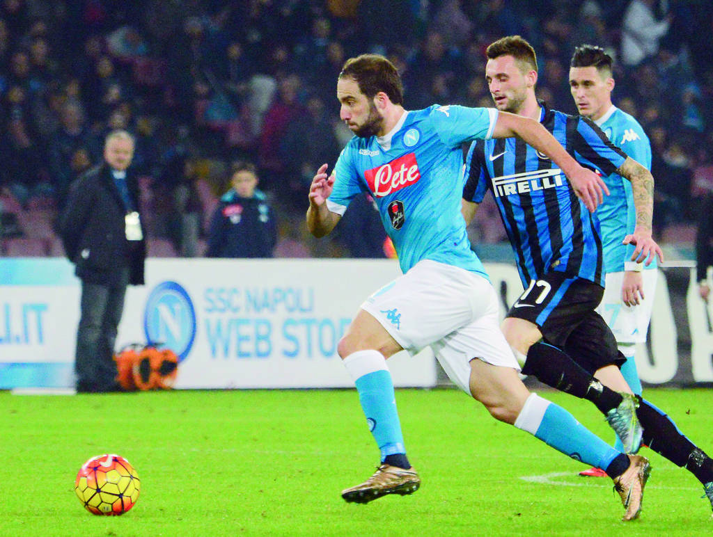 Napoli se impuso al Inter de Milán con marcador de 2-1, gracias a un doblete del argentino Gonzalo Higuaín. (AP)