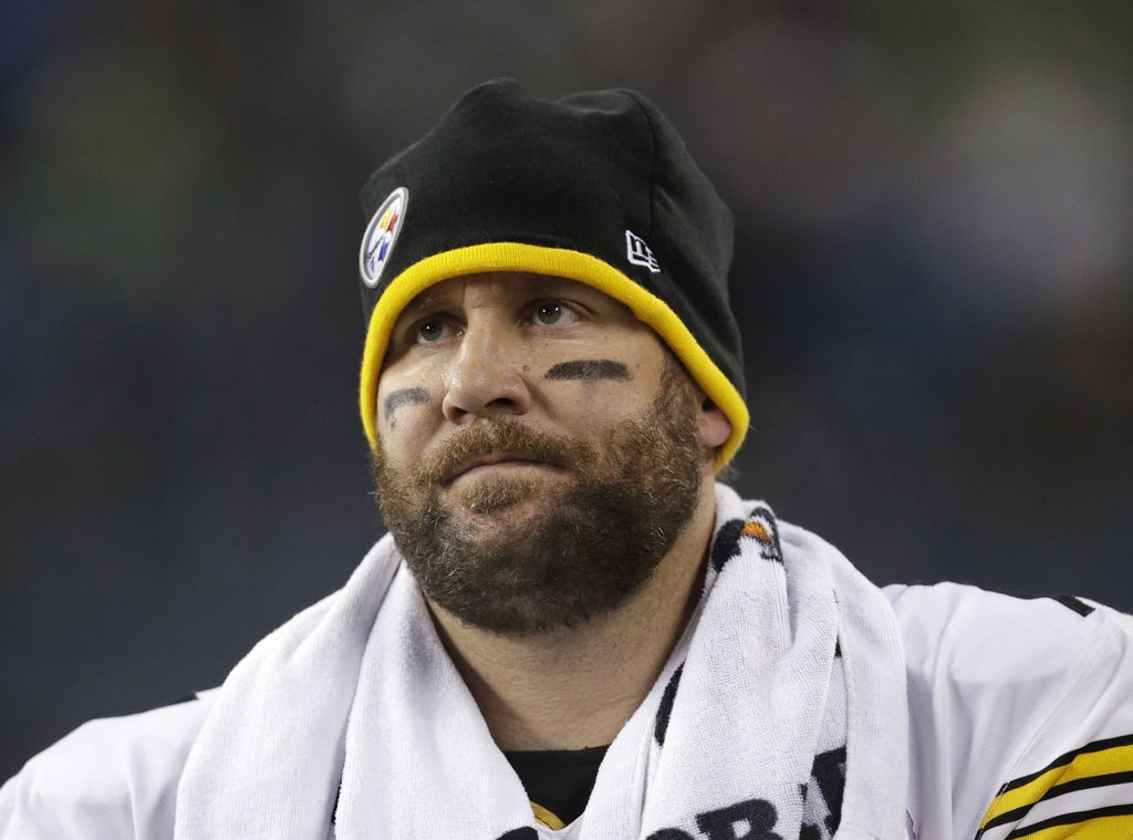 El quarterback de los Steelers de Pittsburgh seguirá sujeto al protocolo obligatorio de la NFL sobre conmociones cerebrales. (ARCHIVO)