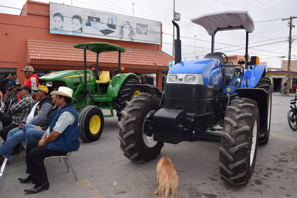 Maquinaria. Ayer se entregaron cinco tractores, dentro del programa de Concurrencia Municipalizado 2015. (MARY VÁZQUEZ)
