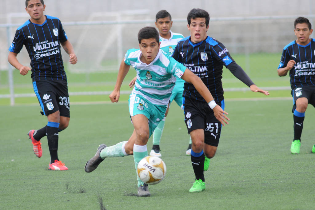 El partido de ida de la categoría Sub-17 entre laguneros y queretanos fue disputado de principio a fin por los jugadores. (Foto de Jesús Galindo)