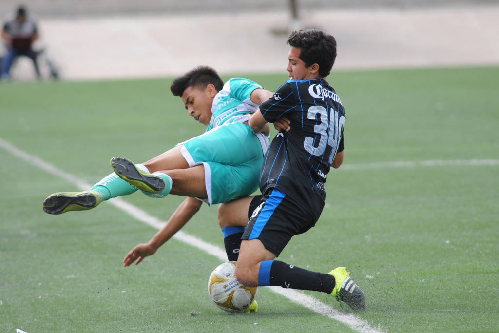 Disputado fue el duelo entre laguneros y queretanos en la vuelta de la semifinal en la categoría Sub-17. (ARCHIVO)