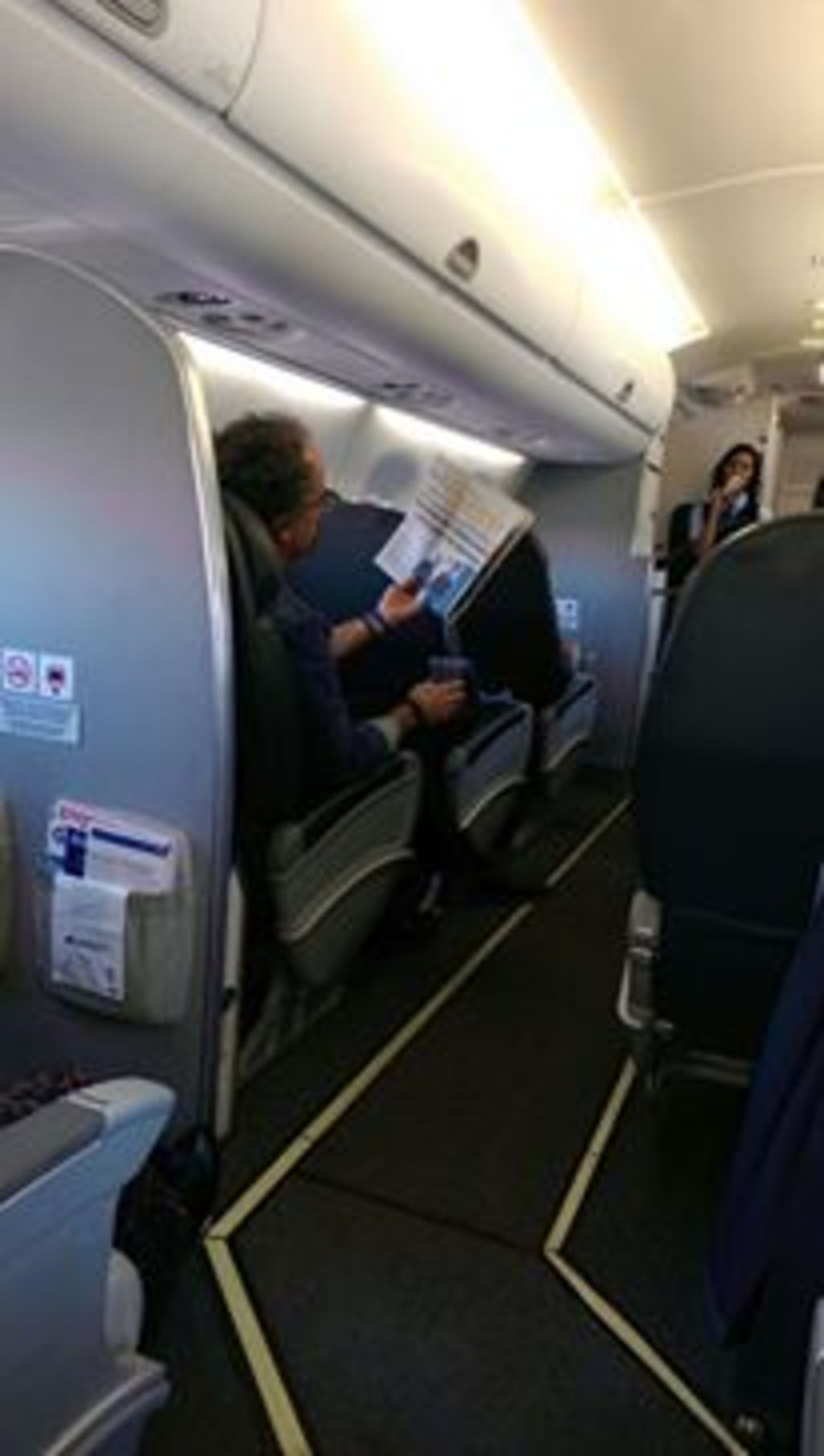 Diego Herrera no perdió detalle de la crónica desde su asiento en el avión y Saúl Hernández hizo lo mismo tal y como puede verse en ambas fotos. 